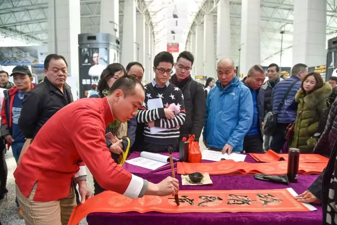 剪窗花写对联，书法剪纸大师走进白云机场为旅客送祝福