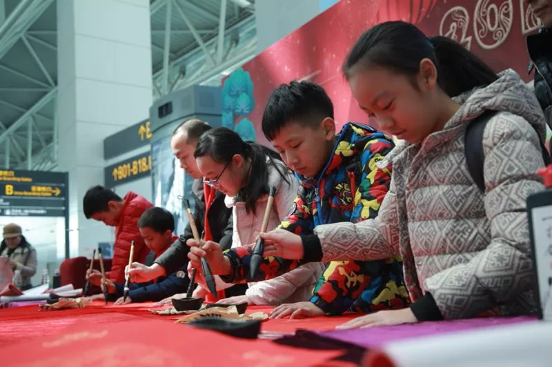 剪窗花写对联，书法剪纸大师走进白云机场为旅客送祝福