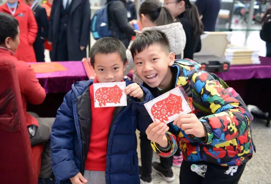 剪窗花写对联，书法剪纸大师走进白云机场为旅客送祝福