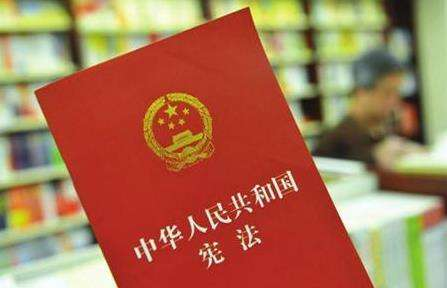 《中华人民共和国宪法修正案》高票表决通过,如潮的掌声,在万人大礼堂
