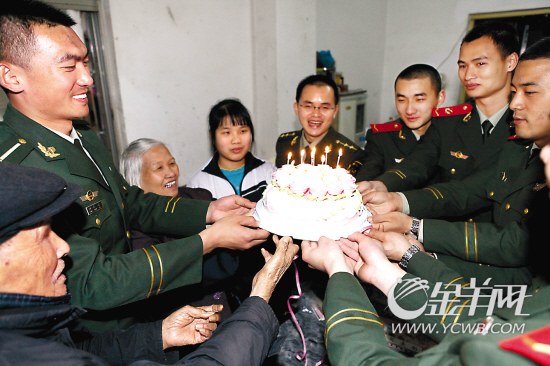 深圳兵哥哥与贫困女生过生日