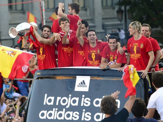 西班牙将帅凯旋 马德里游街庆祝夺冠