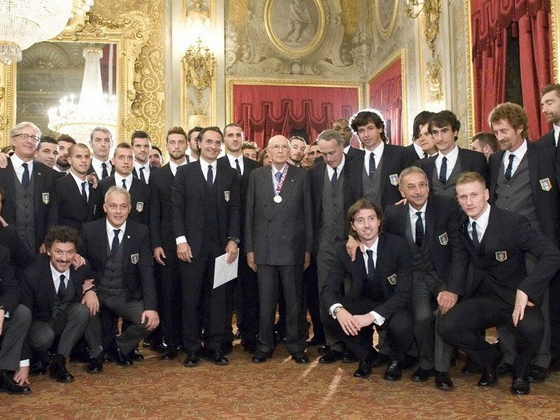 意大利回国受总统接见 巴神酷劲十足