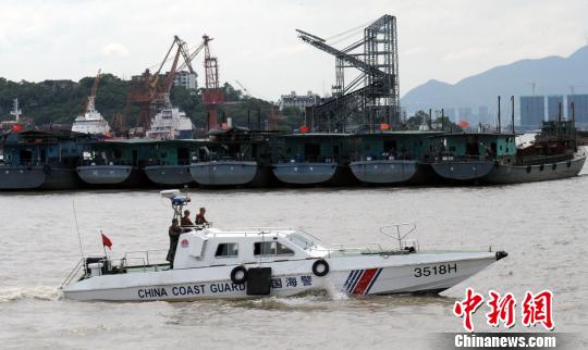 "潭美"逼近 福建海警官兵紧急防抗台风