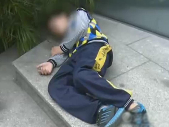 广州狠心父母毒打孩子 让其流浪街头