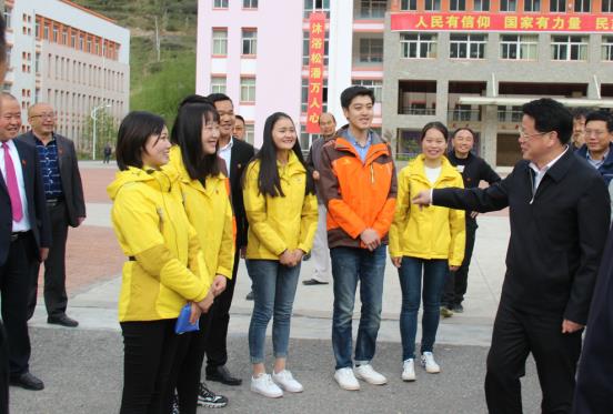 支教队成员与他们的学生共同登台,完成了《松潘中学忆》的演出