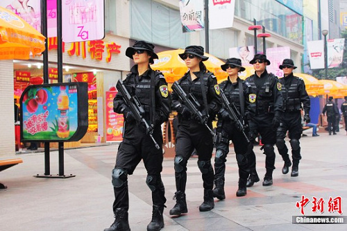 女特警持枪巡逻威慑谁?(图)