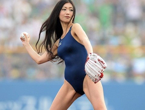 LadyGaga着透视连体衣图片