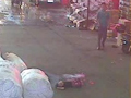 女童被压 视频中路人坚持:我真的没看到!
