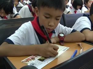 小学生亲笔晒师恩 老师现场感动落泪