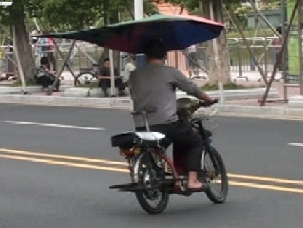 交通接驳不便 “摩的”悄然还魂