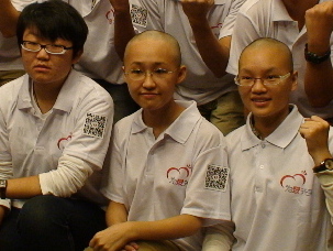 中山医美女为爱光头 走进地铁传播正能量