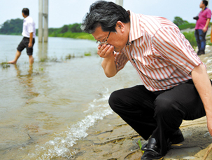 许钦松邀环保专家赴水源地取水化验