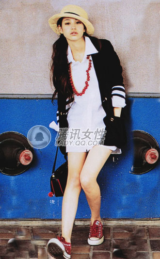 <em>搭配</em>方案:白色宽松长衬衫+<em>深蓝色</em>条纹针织衫+