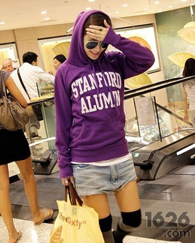 秋季潮流服饰:<em>卫衣牛仔短裤</em>围巾李孝利的潮流