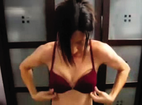 将第一副隐形<em>胸罩</em>胸前的<em>扣子</em>扣上