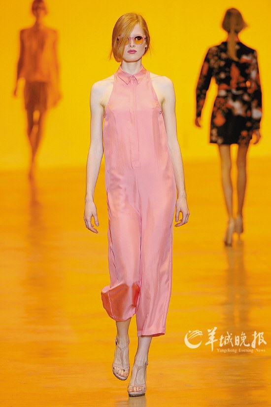 连身裤美丽并尴尬著(图)