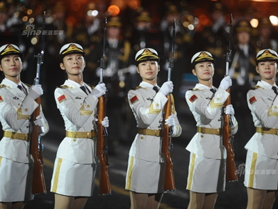 解放军三军仪仗队英姿女兵亮相莫斯科红场