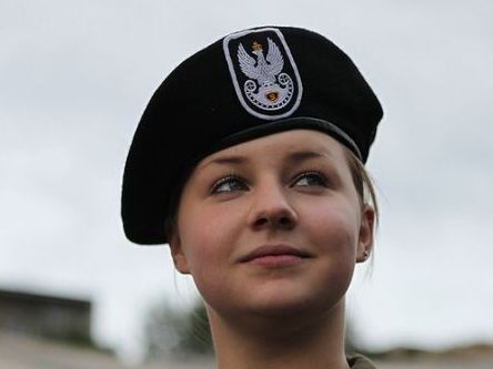 高清:颜值惊人的波兰女兵们