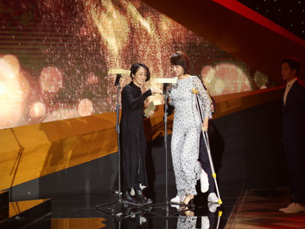 白百何左腿伤自嘲 拄拐亮相时尚派对