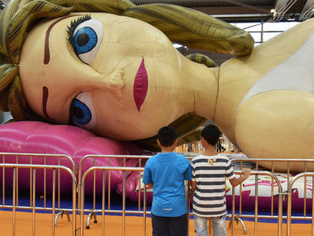 深圳漫展巨型充气娃娃 可供小朋友进入参观