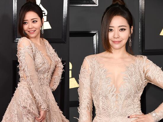 张靓颖深v走格莱美红毯