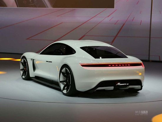 续航达500km 保时捷四门四座电动概念跑车