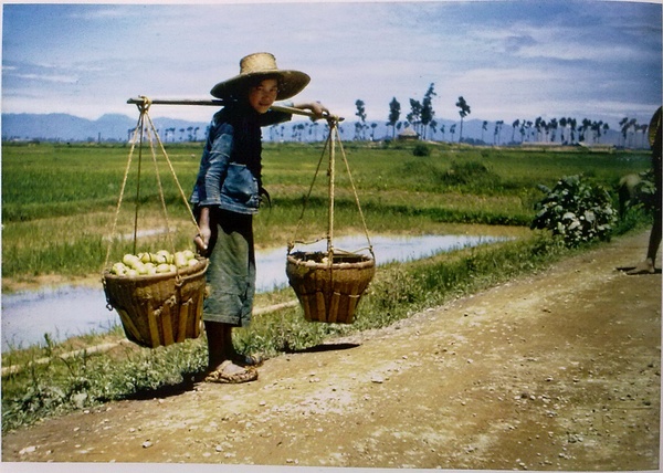 农民们及其家人打着手势友好地接待我们,并且乐意让我们拍照.