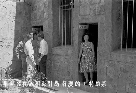 国民党军中妓院:士兵带冰棍猛插妓女下体发泄