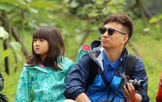 黄磊和女儿多多