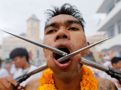泰国信徒自虐庆素食节 刀枪穿脸而过