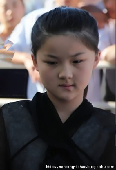 曝孙楠13岁大女儿生活近照 买宝瑶恬静可爱(图)