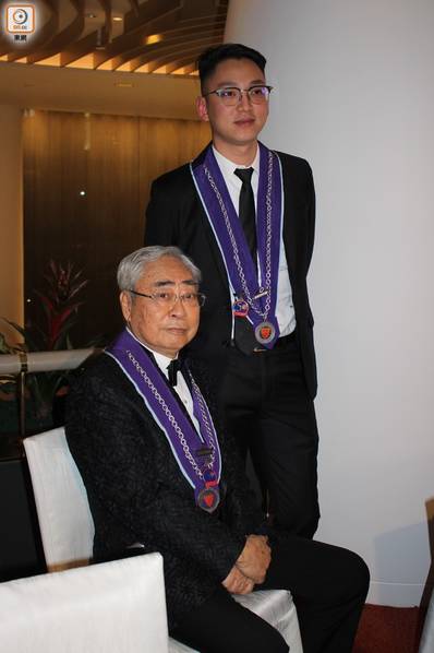 80岁林建名身边不缺女伴