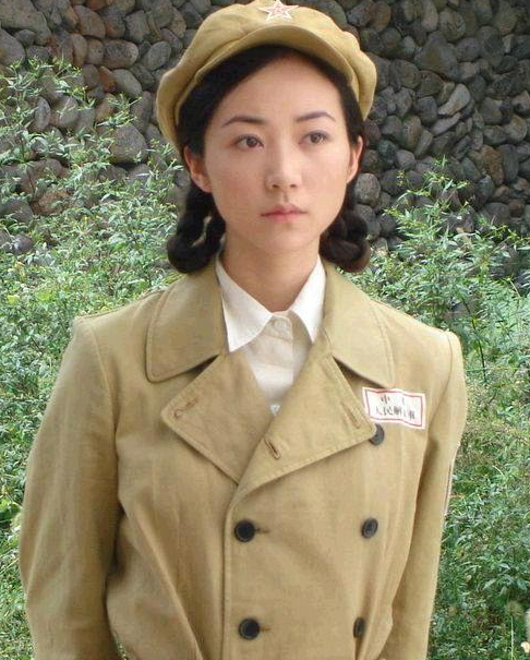 红三代韩雪向老兵致敬 爷爷是红军老战士