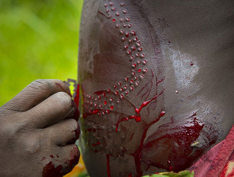 非洲部落刺"最痛"纹身求伤痕美