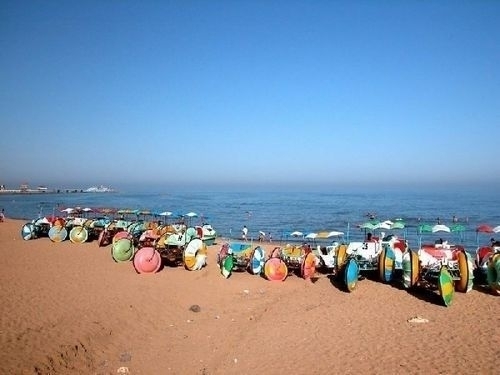 遠離工業的海濱小城從山海關出了關,沿著遼東灣一直北行,第一個到達的