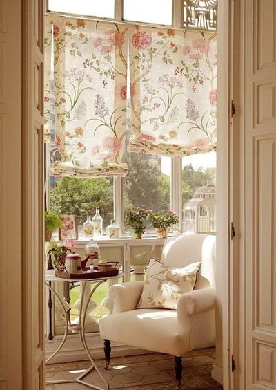 碎花布艺窗帘搭配白色软沙发,田园风情十足,坐下来喝一杯午后红茶吧