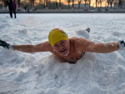 沈阳大爷大妈光膀子雪地健身