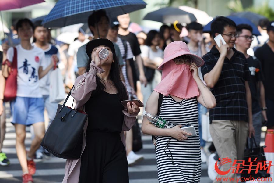 2018年5月19日,广州街头高温暴晒,周末出行的市民在烈日下行走,各出