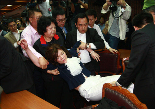 蓝绿阵营爆发肢体冲突 国民党"立委"昏厥