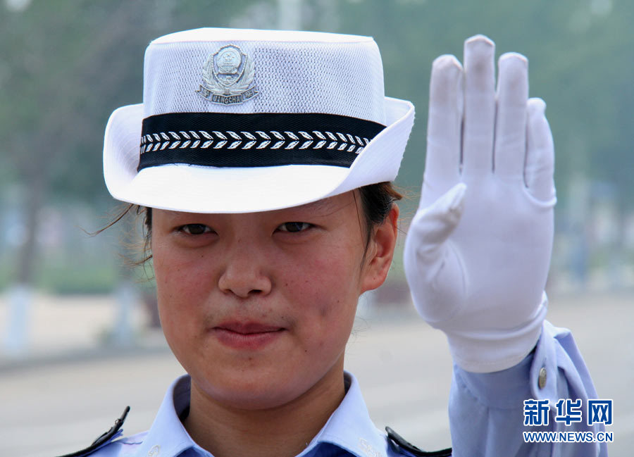 7月6日,山东省临沂市郯城县一名女交警在高温下执勤. 张春雷 摄