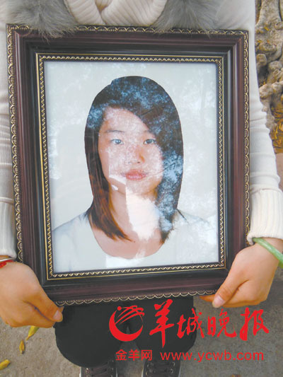 黄莺遗像 住校高三女生夜半跳河自杀 家属要学校签下"负全责赔偿"的