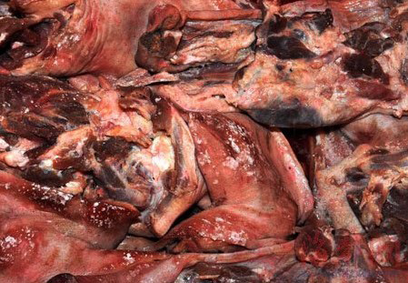 广州腐烂猪肉拌剧毒农药腌制腊肉曝光 牛肉膏成小把戏【组图文】