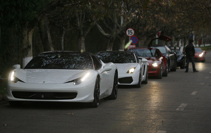月11日,昆明,行驶在路上的豪华跑车.