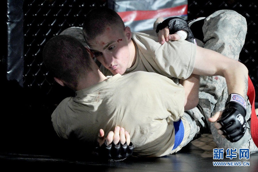 美女兵参与铁笼角斗大赛 将男兵打翻胯下