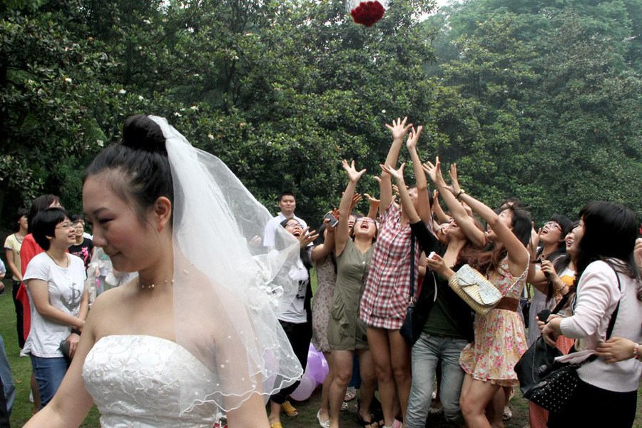 重庆大学生情侣花120元举办校园婚礼