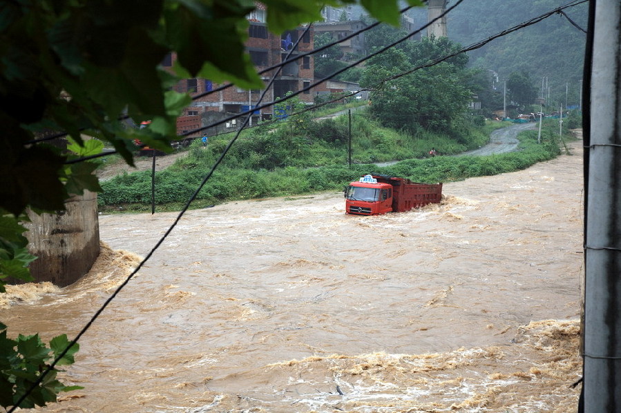 襄阳市保康县牌坊湾桥被洪水冲断