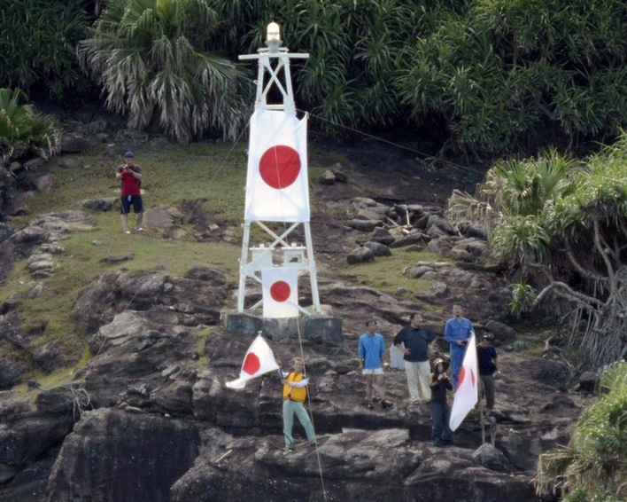 日本右翼分子登钓鱼岛细节照片披露