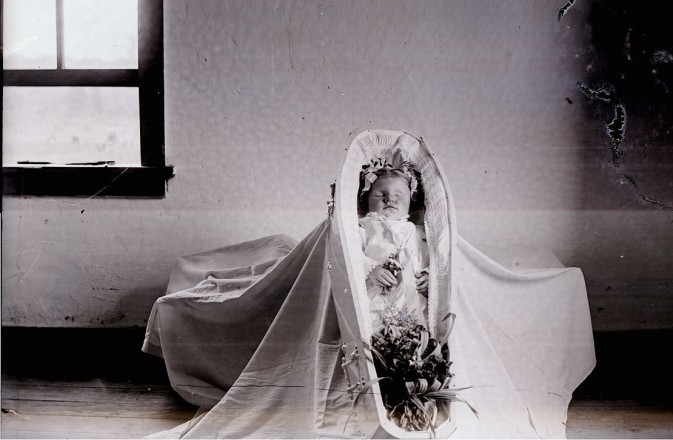 静默的灵魂!19世纪流行的遗体艺术照