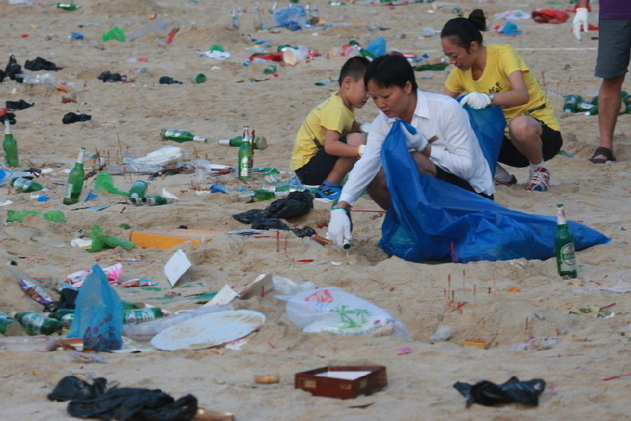 三亚游客在3公里海滩留50吨垃圾